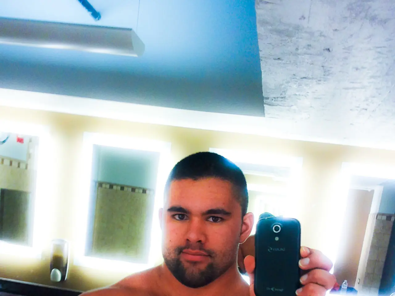 Compared the Samsung Galaxy Z Flip 7 and Galaxy Z Flip 6 in a 10-round photographic contest -...