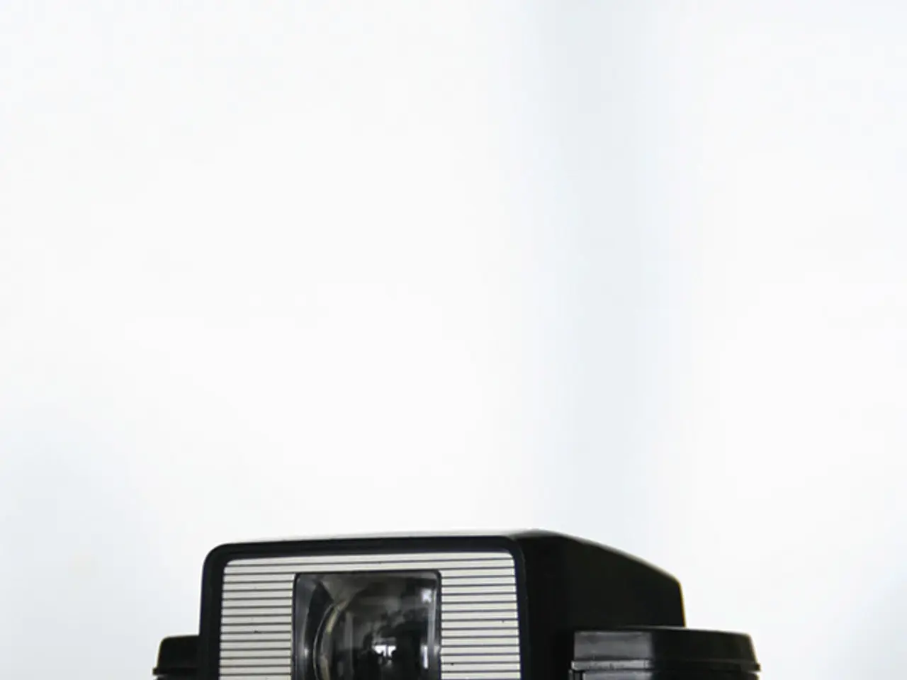 Compact Canon SL3's Impressive Performance Underwater Makes It the Tiniest DSLR for Submarine Shots