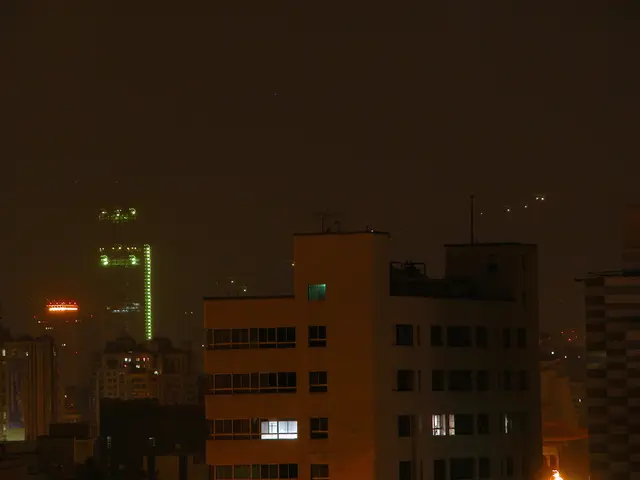 Milky Way and UFO disappearing and reappearing over Frisco in a time-lapse video