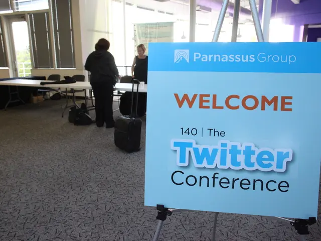 The fading relevance of the hashtag: When exploring content becomes unnoticeable