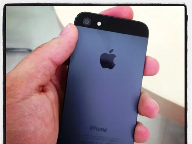 Mobile Design Assessment through Single Thumb and Eye Interaction