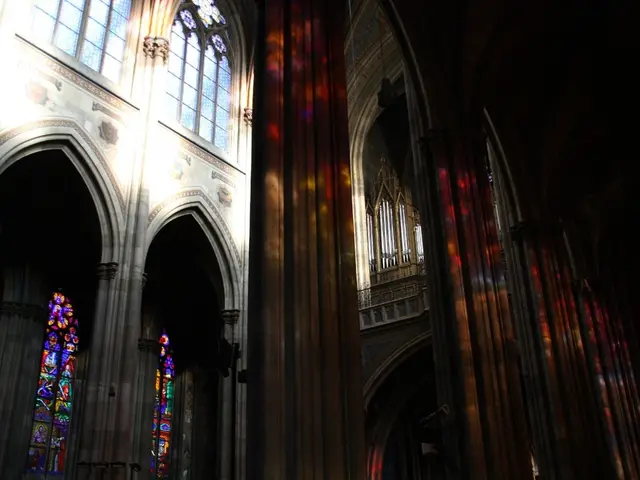 Color-transforming paint, similar to a 'mood ring', introduced by Joe Doucet