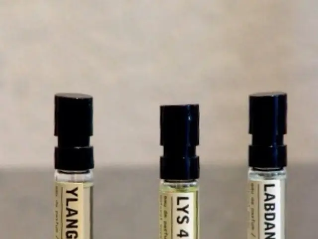 In the picture,there are three samples of perfumes kept in the small bottles.